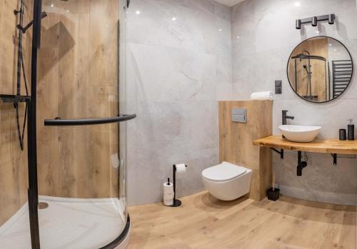 Un baño con ducha, inodoro y lavabo. en Stylove Apartamenty, en Ustrzyki Dolne