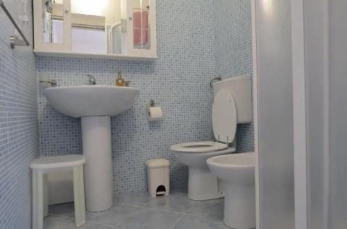 bagno con lavandino, servizi igienici e lavandino di Lovely Flat in Northern Sardinia (Valledoria) a Valledoria