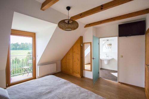 A bed or beds in a room at Gästehaus Dworschak