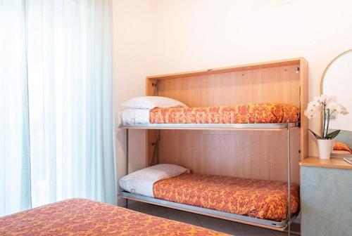 2 stapelbedden in een kleine kamer met: bij Hotel Negresco in Riccione
