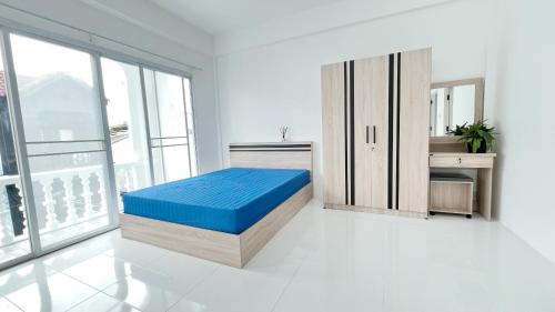 a bedroom with a blue bed in a white room at Bangkok Private 4Bedrooms-Parking-Weekly Special Offer in Bangkok