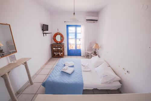 a room with a bed and a table in it at Christina's House in Koufonisia
