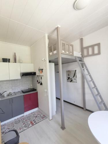 - une cuisine avec une mezzanine dans une chambre dans l'établissement Le paradis normand, à Saint-Pierre-en-Port