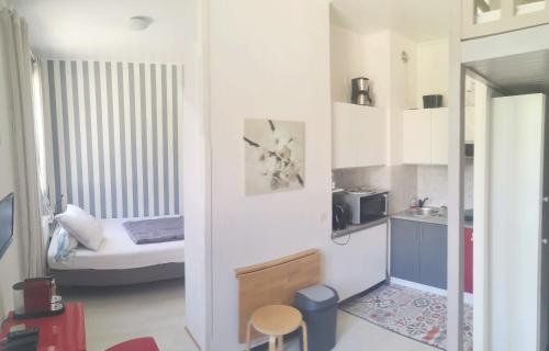 Cette petite chambre comprend un lit et un lavabo. dans l'établissement Le paradis normand, à Saint-Pierre-en-Port