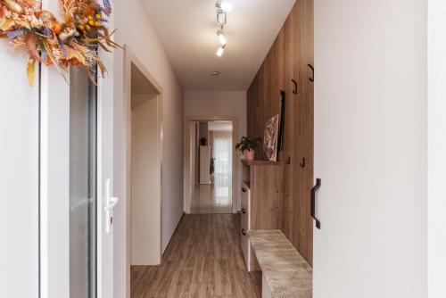 un corridoio di una casa con pavimenti in legno di Beverly Hills House pri potoku a Solčany
