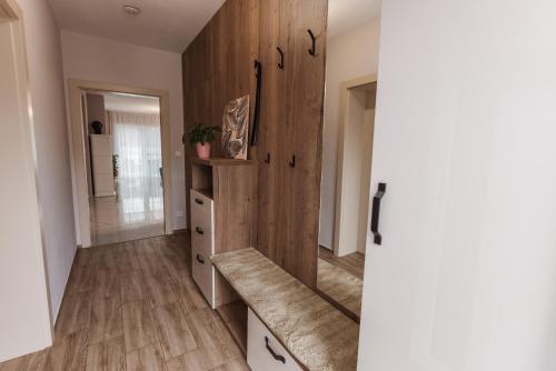 una camera con una parete in legno e una panca di Beverly Hills House pri potoku a Solčany