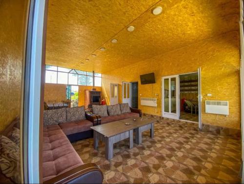 Tsovazard的住宿－Golden Beach Sevan，客厅配有沙发和桌子