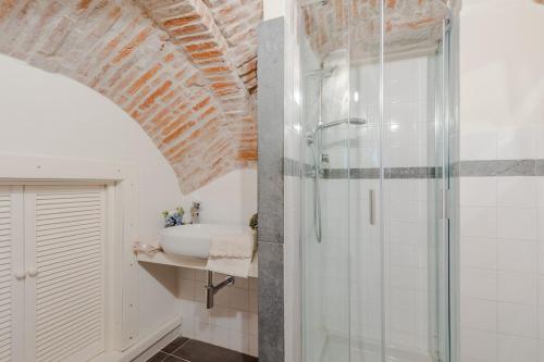 un bagno con doccia e lavandino di Busdraghi Studio, a stylish studio along Via Fillungo a Lucca