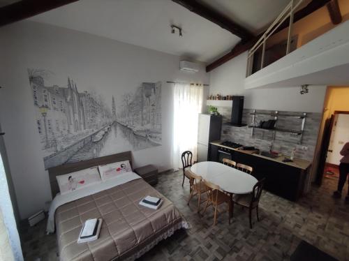 sypialnia z łóżkiem i stołem oraz kuchnia w obiekcie La Badia del Cavaliere 1 w Rzymie