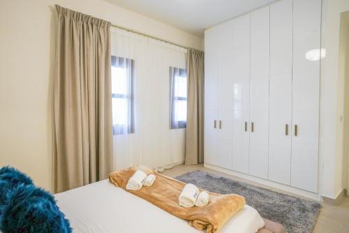 Postel nebo postele na pokoji v ubytování Primestay - Al Andalus Tower H in Jumeirah Golf Estates