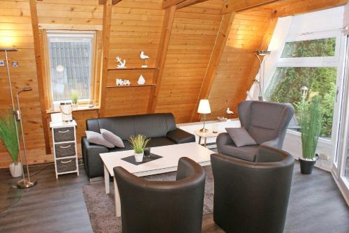 a living room with two chairs and a table and chairsktop at wenige Meter bis zum Strand in Damp