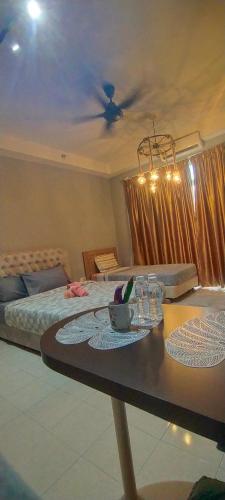 Pokój z dwoma łóżkami i stołem z miską w obiekcie CmK STUDIO APARTMEN KTC#Netflix w mieście Kota Bharu