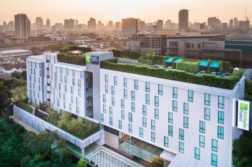 un edificio de apartamentos con techo verde en Holiday Inn Express Bangkok Soi Soonvijai, an IHG Hotel en Bangkok