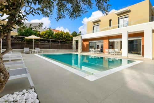 una piscina en el patio trasero de una casa en Ialyssos Charme Villa, en Ialisos