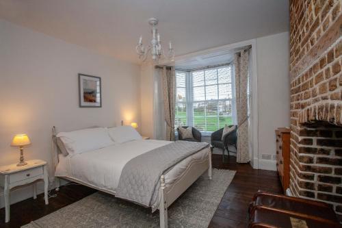 um quarto com uma cama e uma parede de tijolos em Trinity Square, Margate em Kent