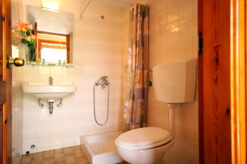 uma casa de banho com um WC e um lavatório em Mr. Greek Villa em Petra