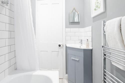 un baño con inodoro y lavabo en Glengate - Traditional home in Kirriemuir, en Kirriemuir