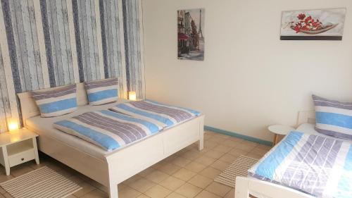 a small bedroom with two beds in it at Nordsee Ferienwohnung Süd in Dornumersiel