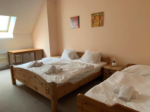 duas camas individuais num quarto sem ermott em Harrachov Lux em Harrachov