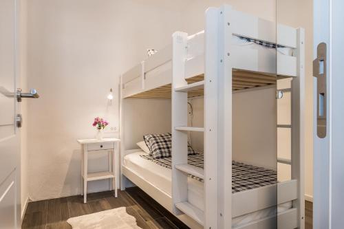 Etagenbett in einem kleinen Zimmer mit einem Schreibtisch in der Unterkunft Luxury apartments Azalea Primošten in Primošten