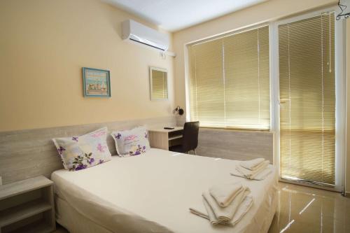 En eller flere senge i et værelse på Raija Apartments - Studio 4