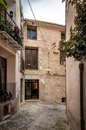 an alley in an old stone building with a door at ABBI Suites Casa Rural, Suites & Spa in Bocairent