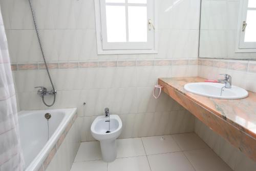 AT048 Gregal في كريكسل: حمام أبيض مع حوض ومرحاض