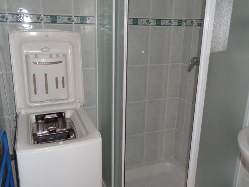 łazienka z prysznicem i dozownikiem mydła na toalecie w obiekcie Maison La Faute-sur-Mer, 2 pièces, 5 personnes - FR-1-476-35 w mieście La Faute-sur-Mer