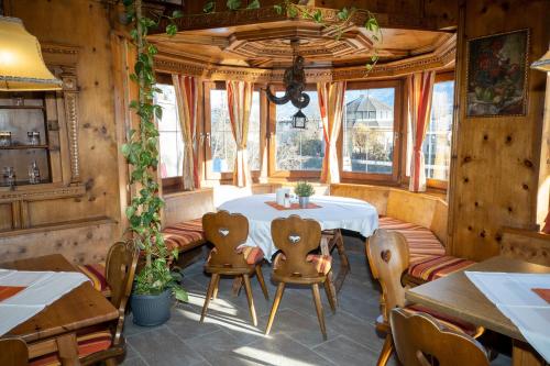 a dining room with a table and chairs at B&B Hotel Heimgartl in Innsbruck