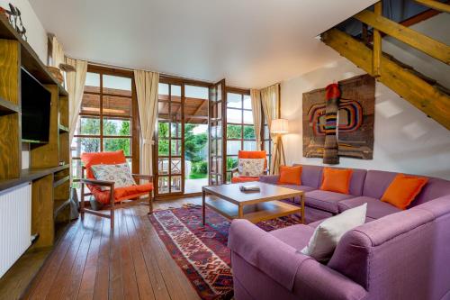 sala de estar con sofá púrpura y mesa en Beta Home Lake House Sapanca, en Sapanca