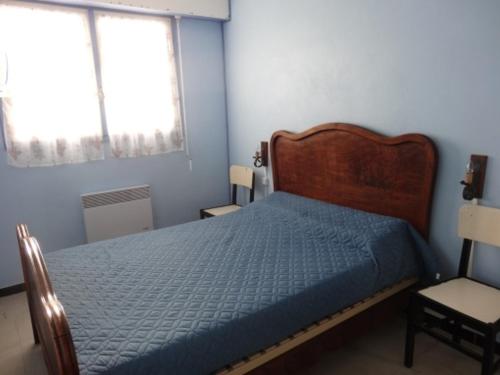 une petite chambre avec un lit et une fenêtre dans l'établissement Appartement lumineux avec accès direct plage, tennis privé, parking, 5 pers, La Faute-sur-Mer - FR-1-476-150, à La Faute-sur-Mer