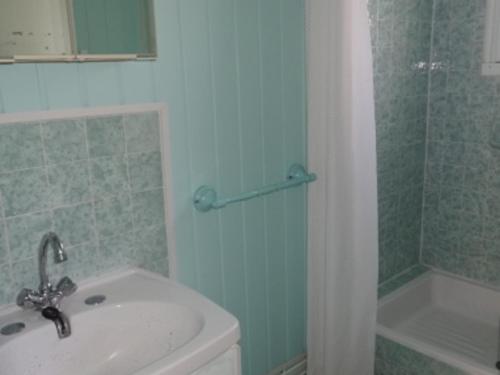 une salle de bain avec un lavabo, des toilettes et une douche dans l'établissement Appartement lumineux avec accès direct plage, tennis privé, parking, 5 pers, La Faute-sur-Mer - FR-1-476-150, à La Faute-sur-Mer