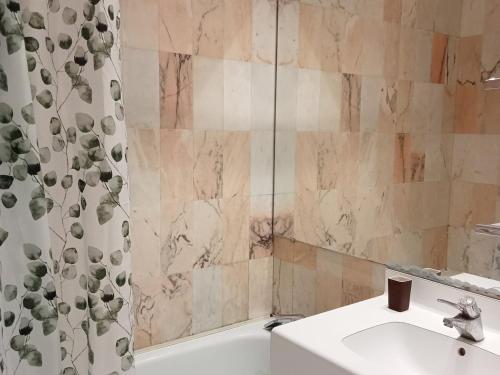 une salle de bain avec un lavabo et un rideau de douche dans l'établissement La Rochelle - 3 pièces avec piscine, parking, animaux admis, proche plage - FR-1-551-1, à La Rochelle