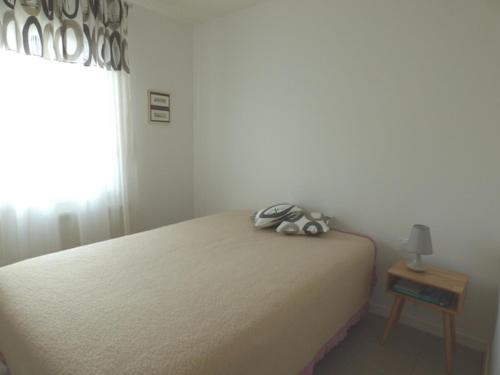 une chambre avec un lit et une fenêtre dans l'établissement Maison lumineuse 2 ch entre campagne et mer, proche golf et La Rochelle, parking et local vélo - FR-1-551-22, à Marsilly