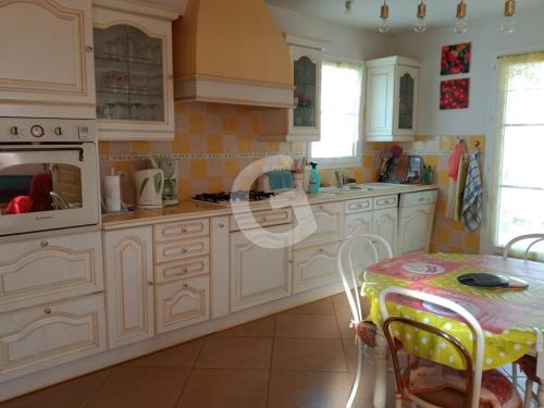 Photo de la galerie de l'établissement Maison spacieuse 8 pers avec terrasse près de la plage et forêt, La Tranche sur Mer, Vendée - FR-1-357-275, à La Tranche-sur-Mer