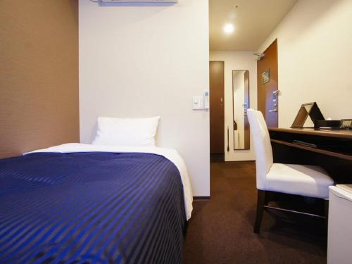 Postel nebo postele na pokoji v ubytování HOTEL LiVEMAX Yokohama Motomachi Ekimae