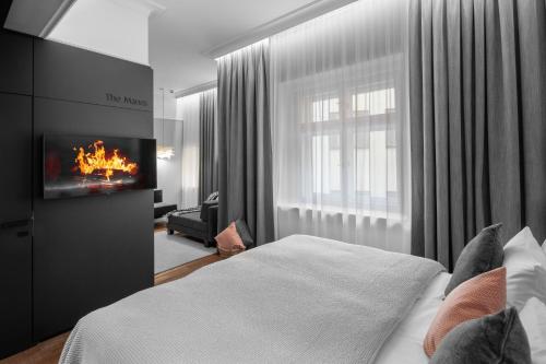 um quarto de hotel com uma cama e uma lareira em THE MANES Boutique Hotel Prague em Praga