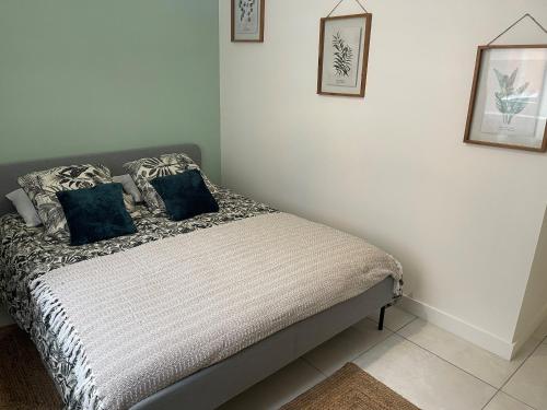 Posteľ alebo postele v izbe v ubytovaní Appartement Floral centre confort et spacieux Netflix et wifi gratuit