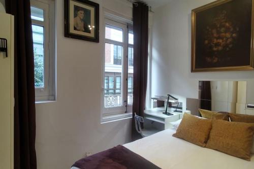 1 dormitorio con 1 cama y 2 ventanas en Madrid Centro, Edificio Entero Solo Para Ti, en Madrid
