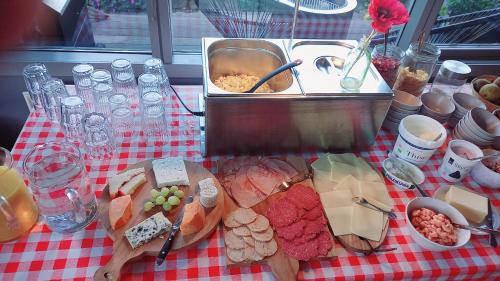 einen Tisch mit einem Haufen verschiedener Arten von Speisen in der Unterkunft Klintholm Bed & Breakfast in Borre