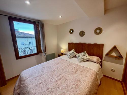 1 dormitorio con 1 cama grande y ventana grande en Las Picotas en el Centro Histórico Burgos ATUAIRE, en Burgos