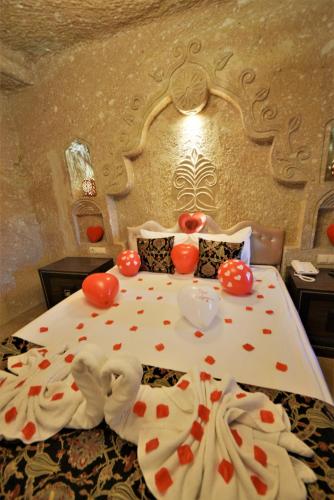 Giường trong phòng chung tại Dedeli Konak Cave Hotel