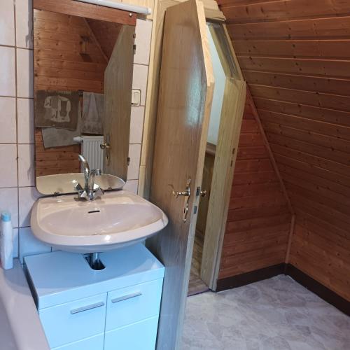 ein Bad mit einem Waschbecken und einem Spiegel in der Unterkunft Bei Rosario in Steinach