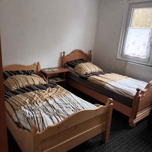 2 Betten nebeneinander in einem Zimmer in der Unterkunft Bei Rosario in Steinach