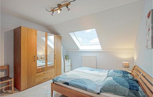 una camera con letto e lucernario di 2 Bedroom Amazing Apartment In Erpeldange-remich a Erpeldange-lez-Bous
