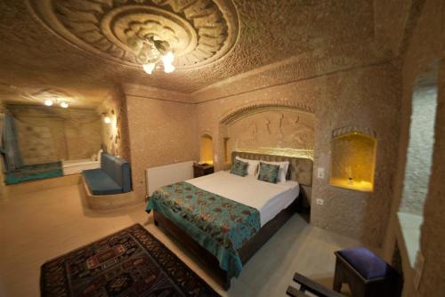 Giường trong phòng chung tại Dedeli Konak Cave Hotel