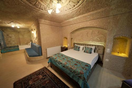 Giường trong phòng chung tại Dedeli Konak Cave Hotel