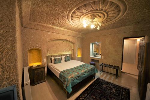 Giường trong phòng chung tại Dedeli Konak Cave Hotel