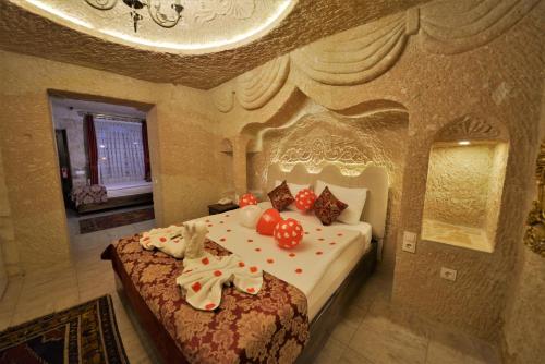Giường trong phòng chung tại Dedeli Konak Cave Hotel