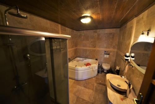 Phòng tắm tại Dedeli Konak Cave Hotel
